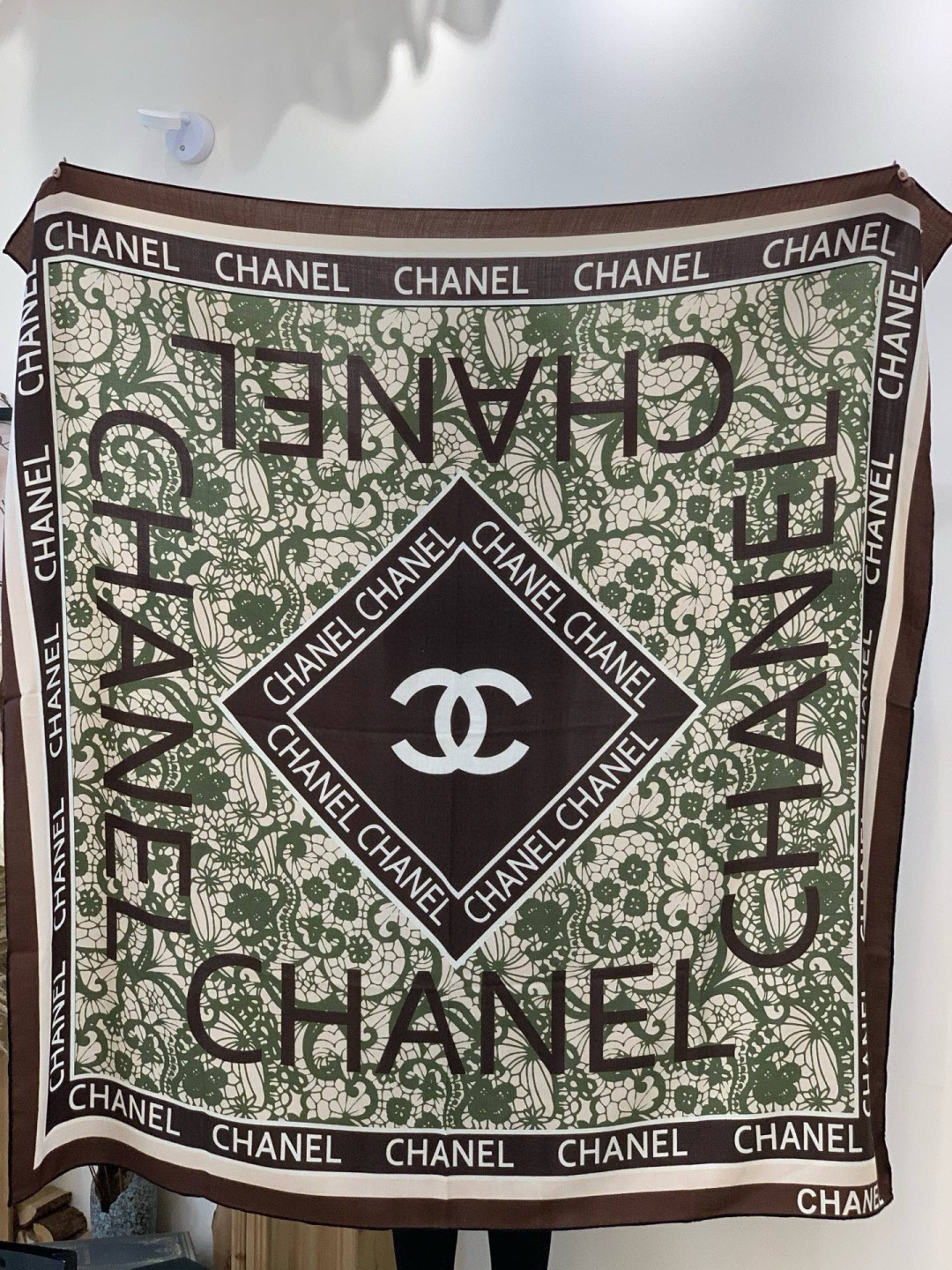 高级成衣系列～Chanel 【140双面同色丝绒披肩】此系列谱写一曲自由轻灵的赞歌本系列作品创新演绎品牌