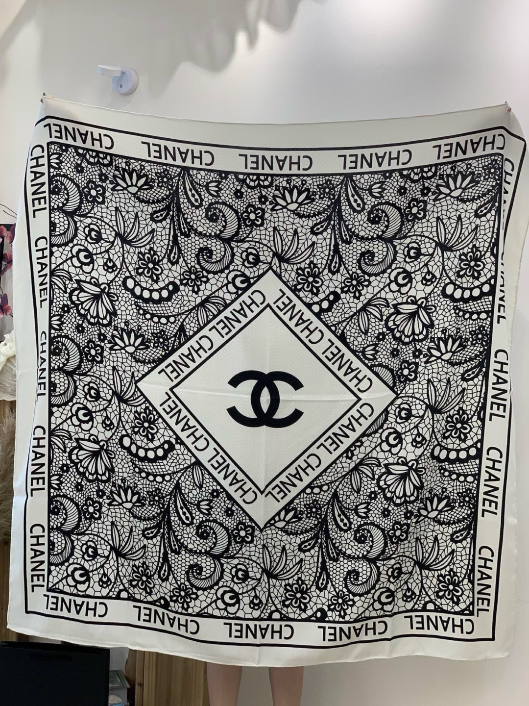 高级成衣系列～Chanel 【140双面同色丝绒披肩】此系列谱写一曲自由轻灵的赞歌本系列作品创新演绎品牌