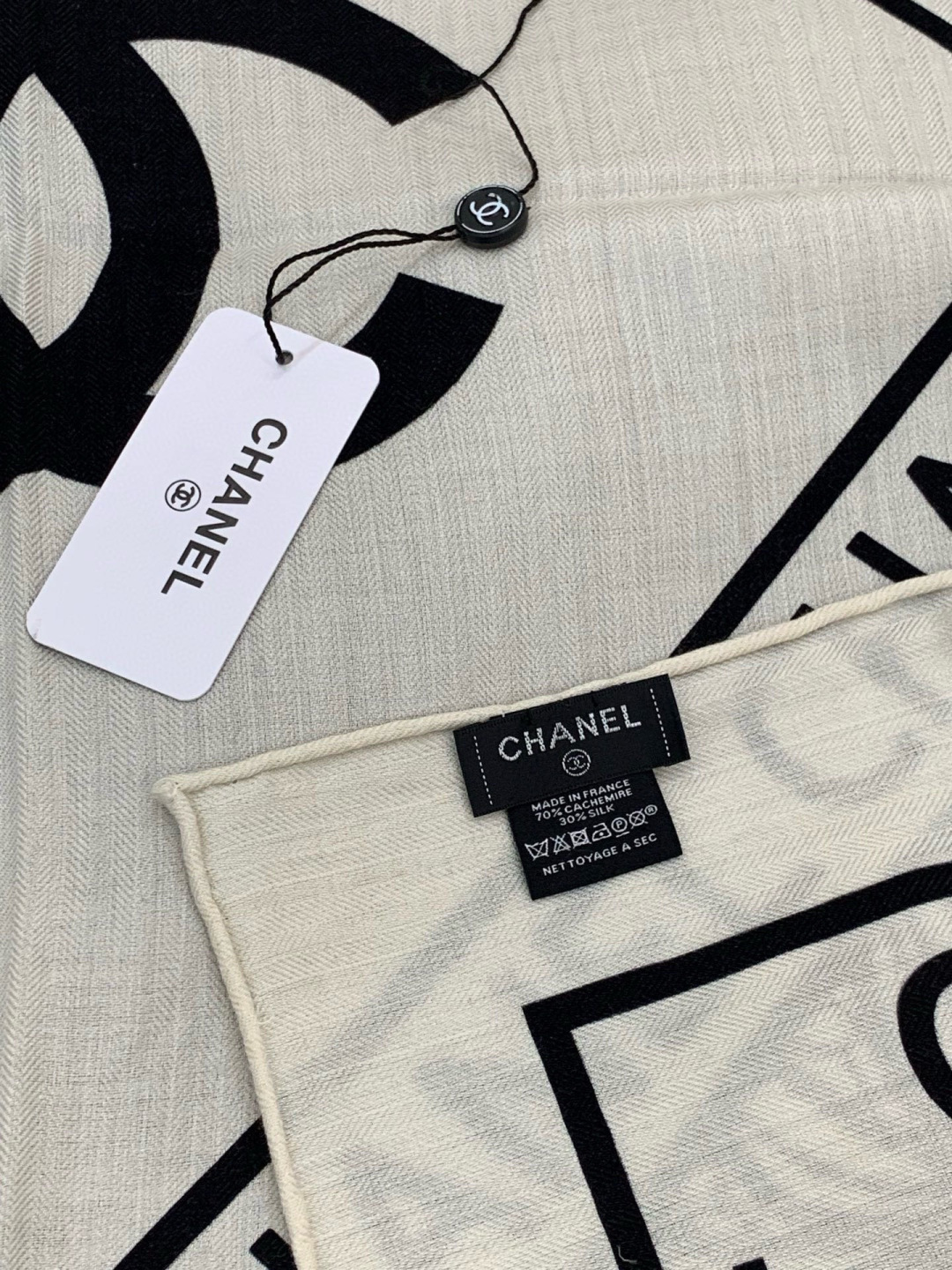 高级成衣系列～Chanel 【140双面同色丝绒披肩】此系列谱写一曲自由轻灵的赞歌本系列作品创新演绎品牌