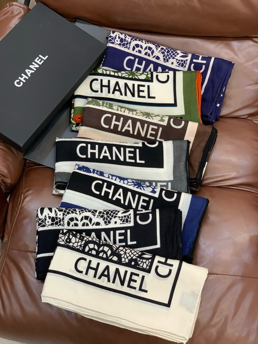 高级成衣系列～Chanel 【140双面同色丝绒披肩】此系列谱写一曲自由轻灵的赞歌本系列作品创新演绎品牌