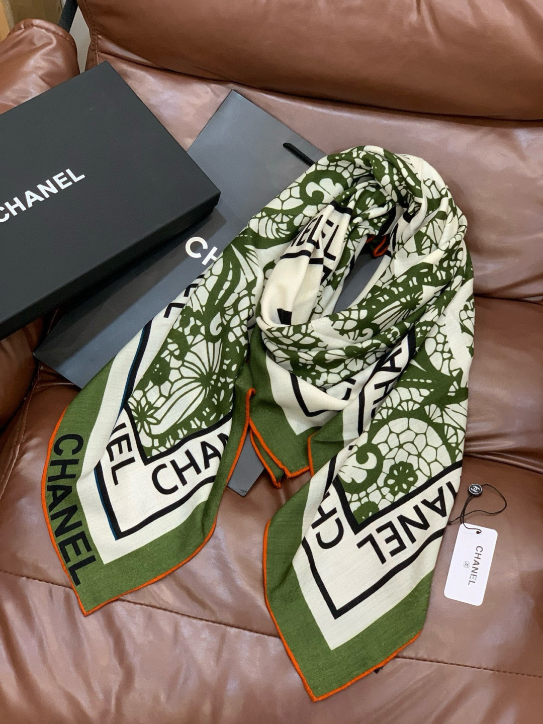 高级成衣系列～Chanel 【140双面同色丝绒披肩】此系列谱写一曲自由轻灵的赞歌本系列作品创新演绎品牌