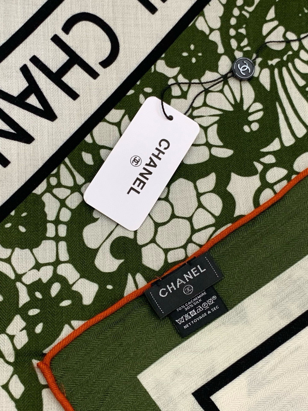 高级成衣系列～Chanel 【140双面同色丝绒披肩】此系列谱写一曲自由轻灵的赞歌本系列作品创新演绎品牌