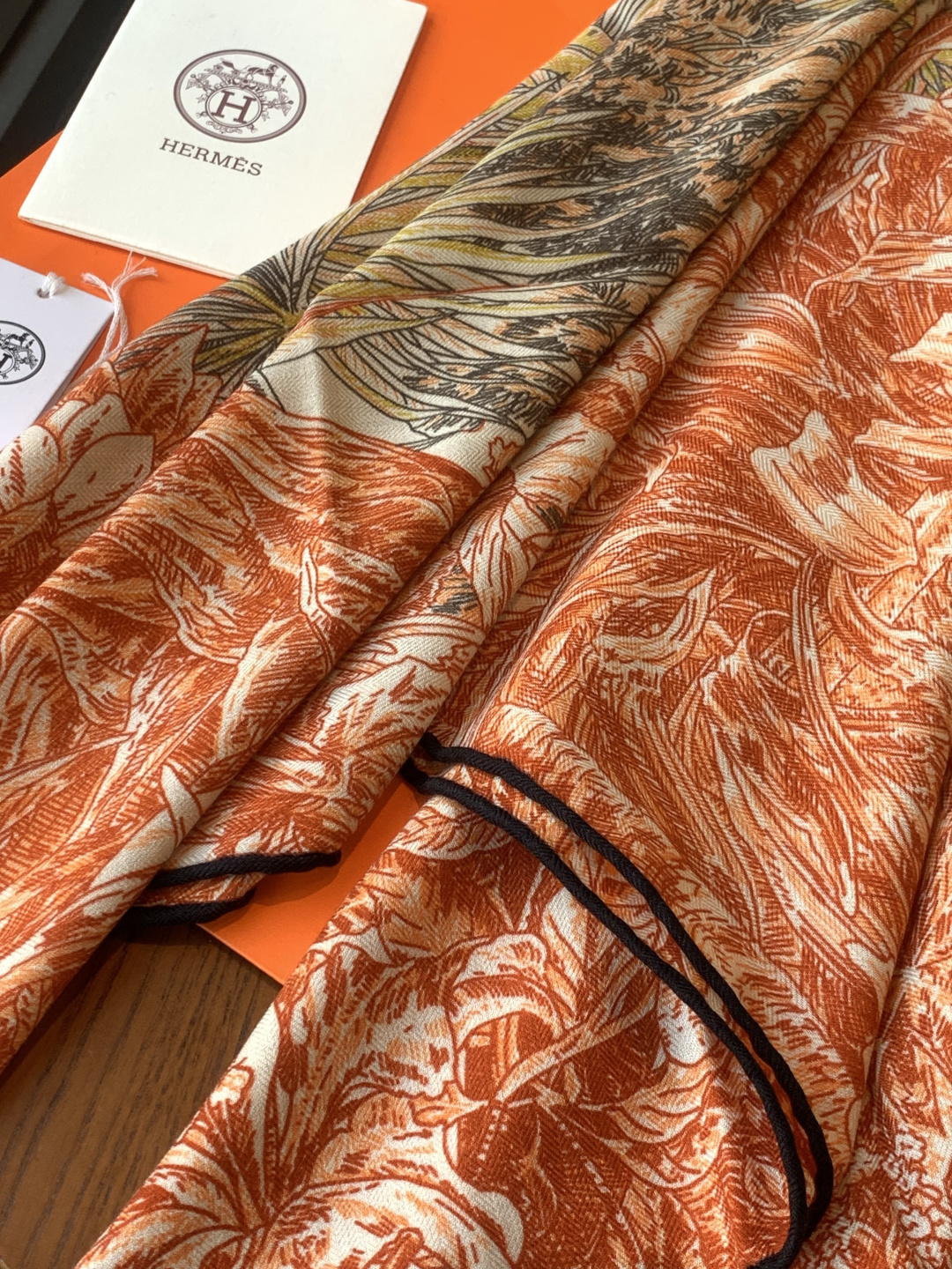 💟抢先 上新💞【双面同色丝绒方巾】手工卷边山羊绒和真丝混纺披肩（70%山羊绒，30%桑蚕丝）这款披肩采用