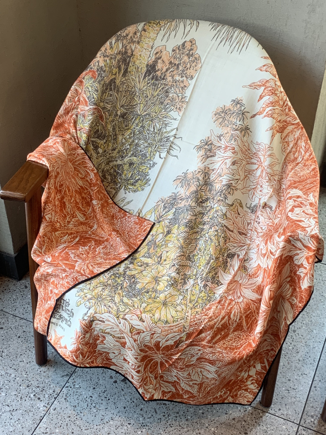 💟抢先 上新💞【双面同色丝绒方巾】手工卷边山羊绒和真丝混纺披肩（70%山羊绒，30%桑蚕丝）这款披肩采用