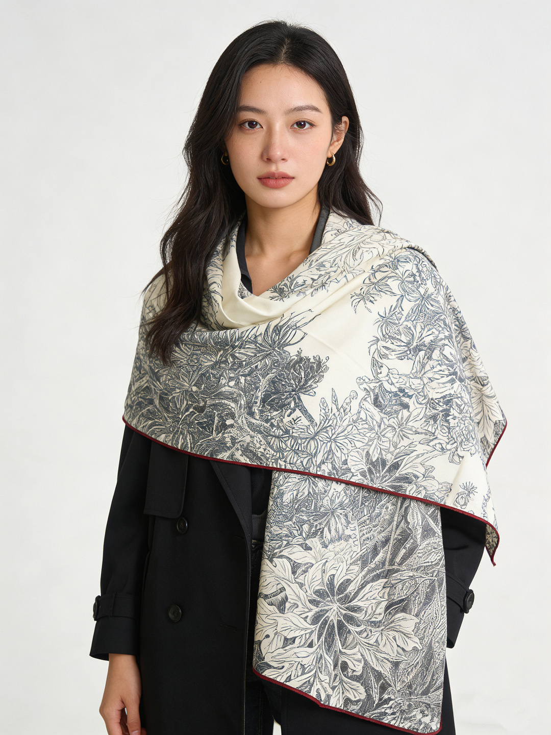 💟抢先 上新💞【双面同色丝绒方巾】手工卷边山羊绒和真丝混纺披肩（70%山羊绒，30%桑蚕丝）这款披肩采用