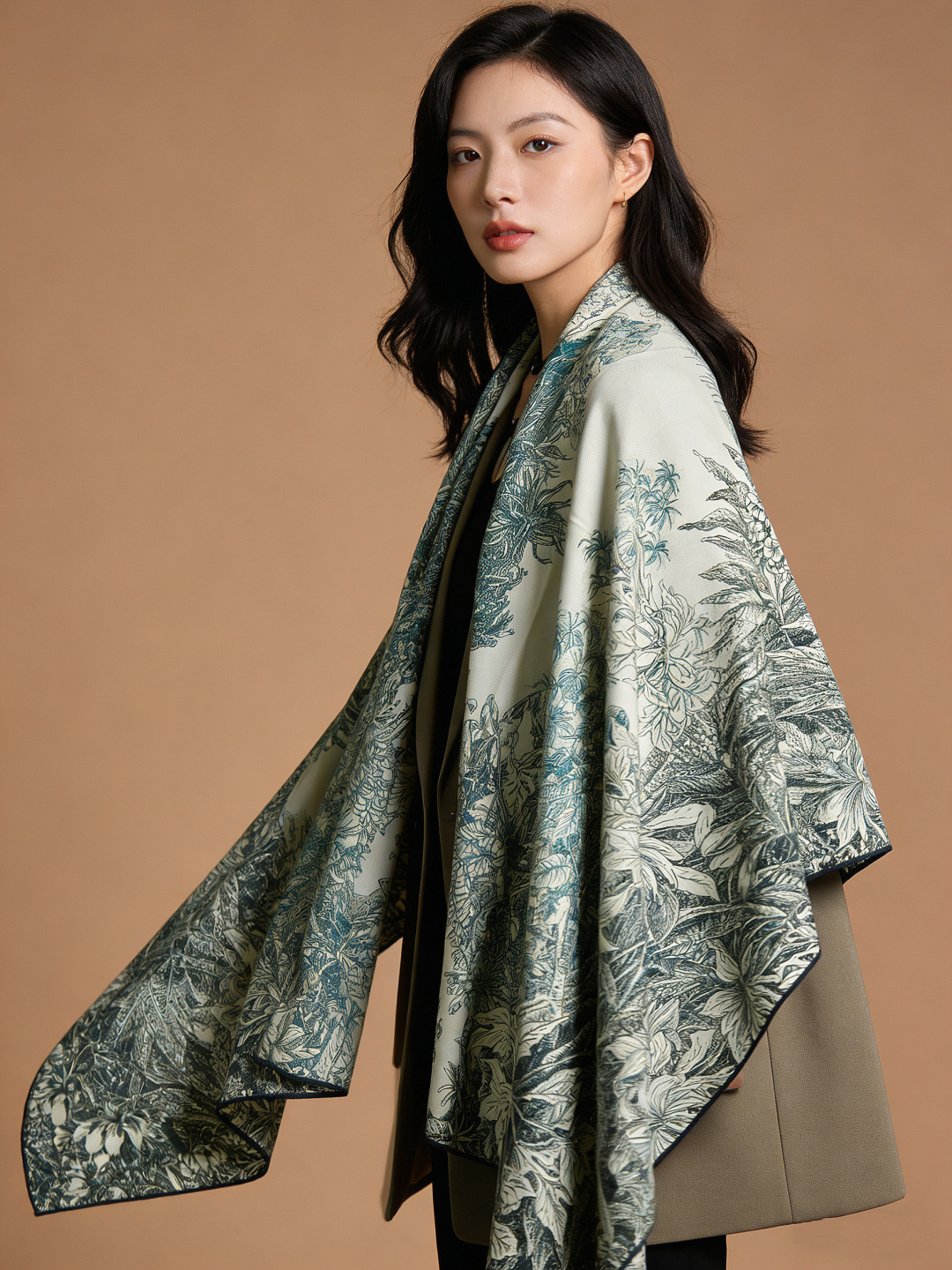 💟抢先 上新💞【双面同色丝绒方巾】手工卷边山羊绒和真丝混纺披肩（70%山羊绒，30%桑蚕丝）这款披肩采用