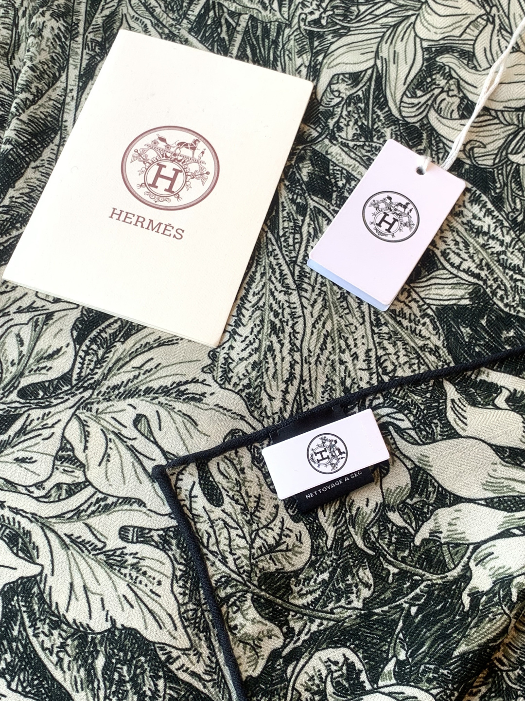 💟抢先 上新💞【双面同色丝绒方巾】手工卷边山羊绒和真丝混纺披肩（70%山羊绒，30%桑蚕丝）这款披肩采用