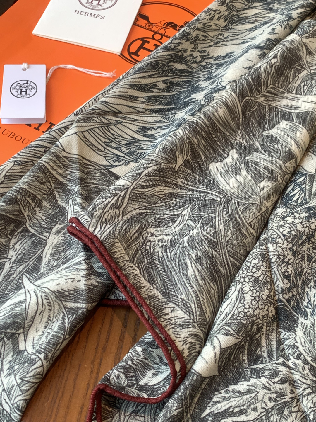 💟抢先 上新💞【双面同色丝绒方巾】手工卷边山羊绒和真丝混纺披肩（70%山羊绒，30%桑蚕丝）这款披肩采用