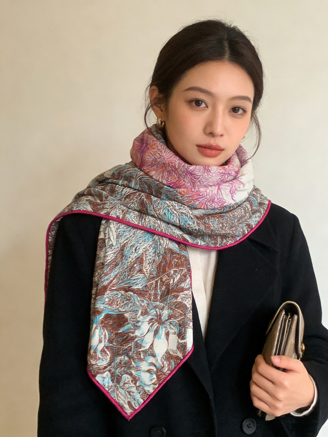 💟抢先 上新💞【双面同色丝绒方巾】手工卷边山羊绒和真丝混纺披肩（70%山羊绒，30%桑蚕丝）这款披肩采用