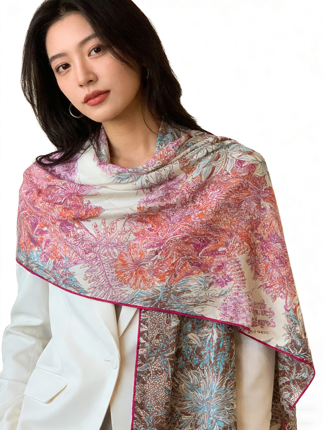 💟抢先 上新💞【双面同色丝绒方巾】手工卷边山羊绒和真丝混纺披肩（70%山羊绒，30%桑蚕丝）这款披肩采用