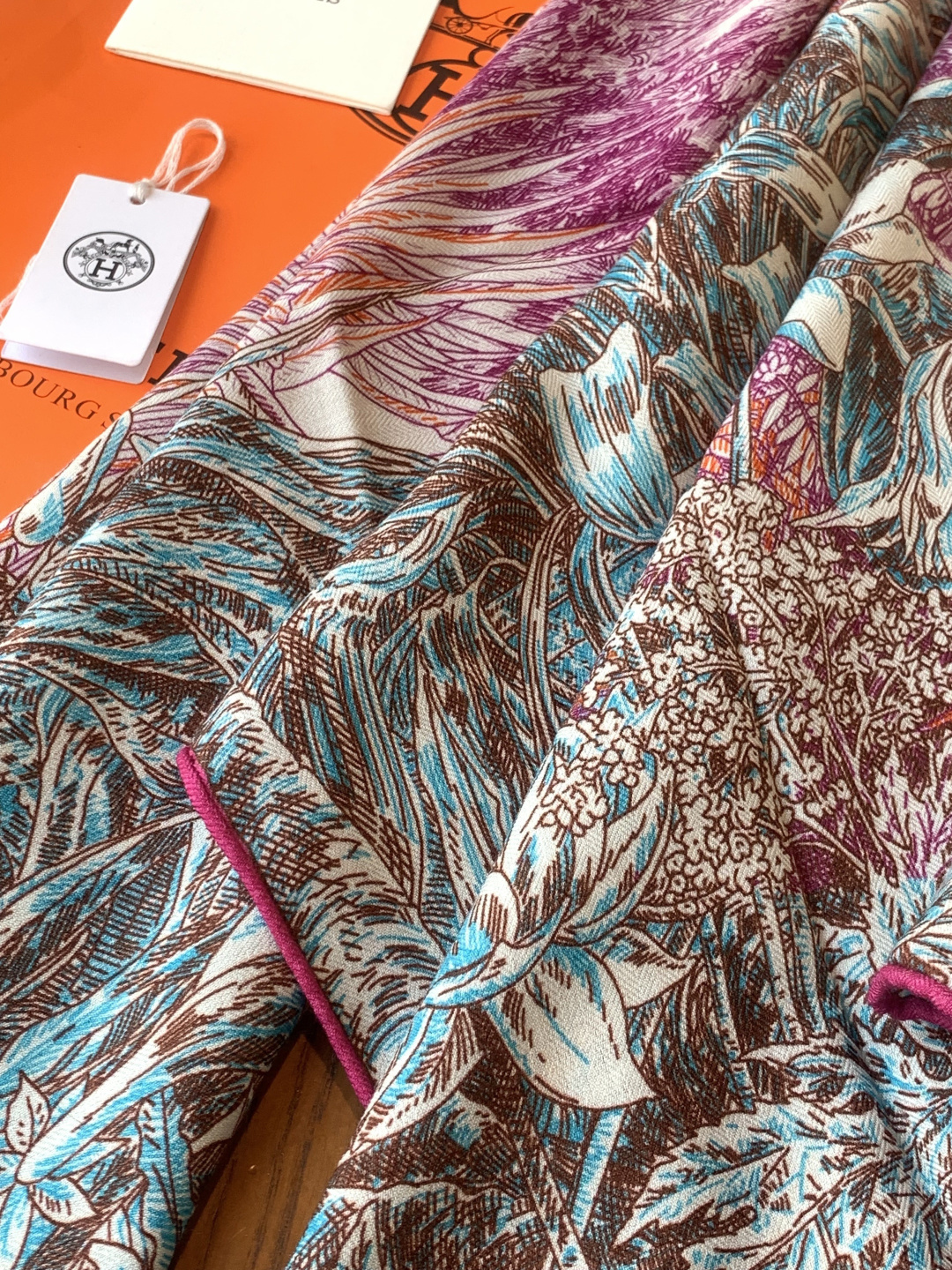 💟抢先 上新💞【双面同色丝绒方巾】手工卷边山羊绒和真丝混纺披肩（70%山羊绒，30%桑蚕丝）这款披肩采用