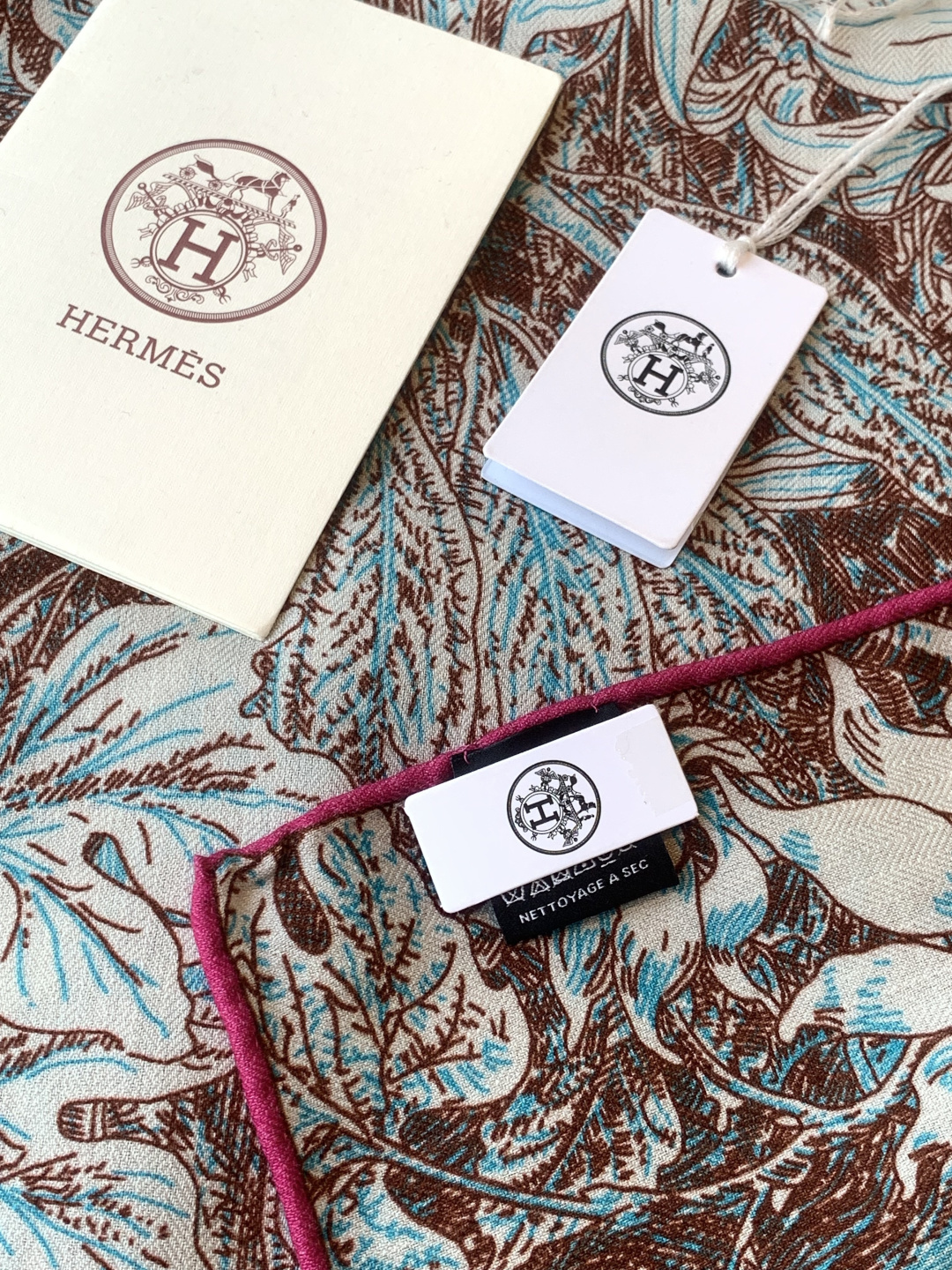 💟抢先 上新💞【双面同色丝绒方巾】手工卷边山羊绒和真丝混纺披肩（70%山羊绒，30%桑蚕丝）这款披肩采用