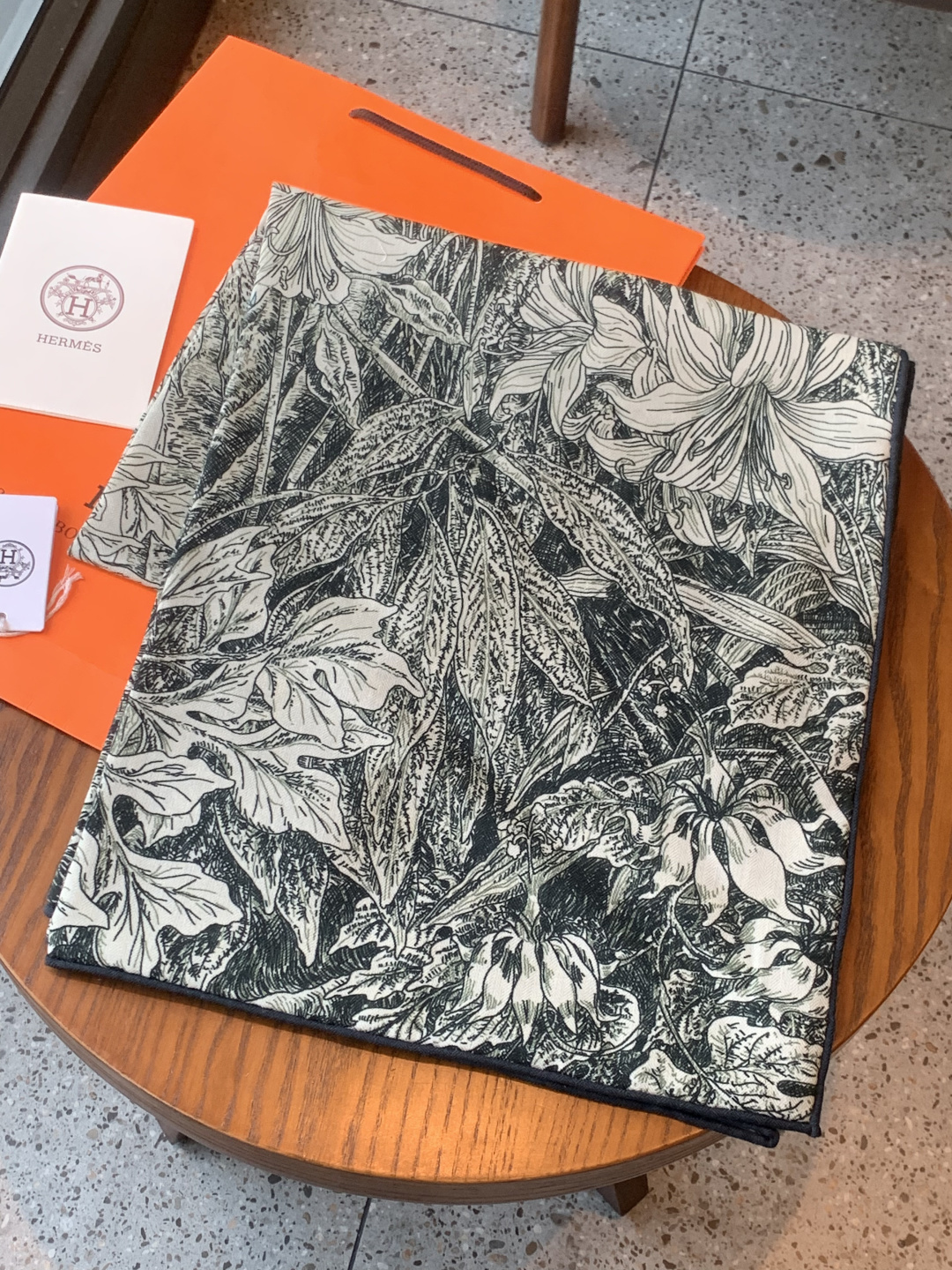 💟抢先 上新💞【双面同色丝绒方巾】手工卷边山羊绒和真丝混纺披肩（70%山羊绒，30%桑蚕丝）这款披肩采用