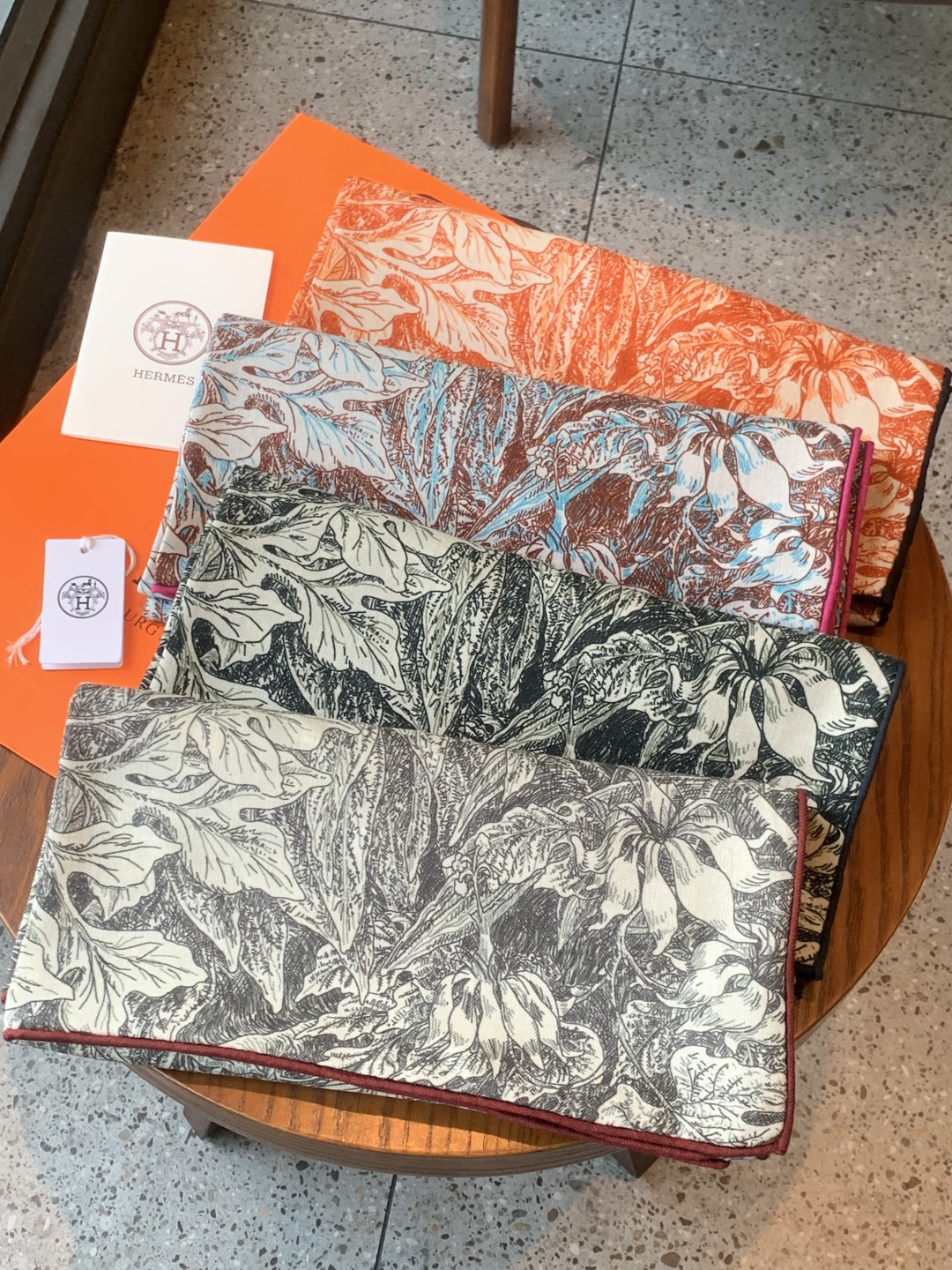 💟抢先 上新💞【双面同色丝绒方巾】手工卷边山羊绒和真丝混纺披肩（70%山羊绒，30%桑蚕丝）这款披肩采用