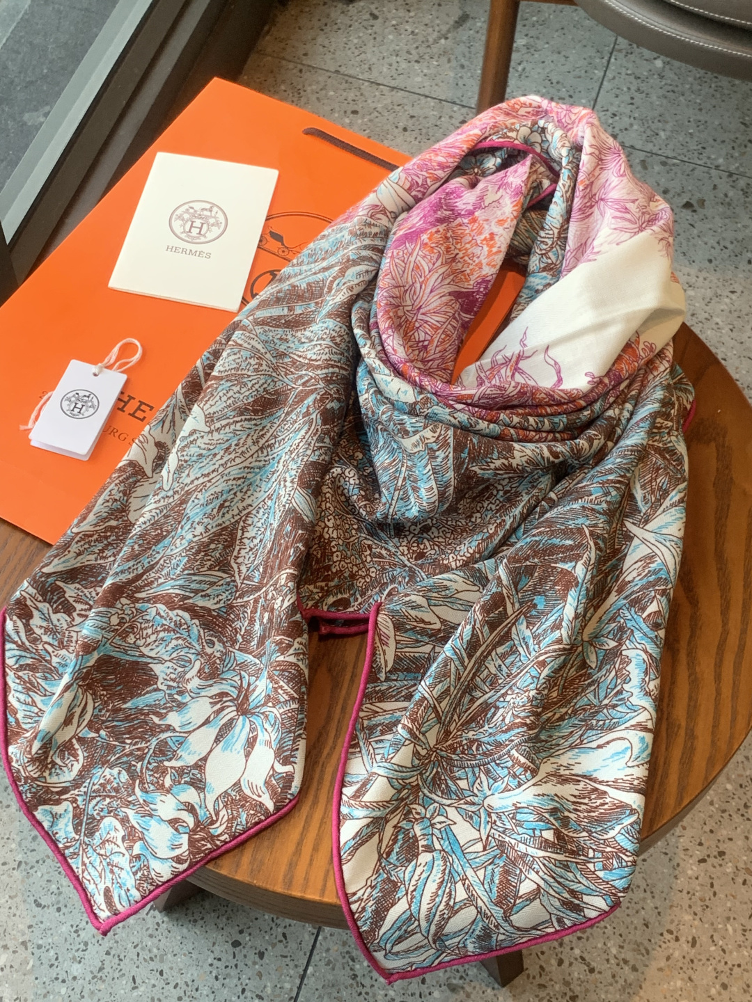 💟抢先 上新💞【双面同色丝绒方巾】手工卷边山羊绒和真丝混纺披肩（70%山羊绒，30%桑蚕丝）这款披肩采用