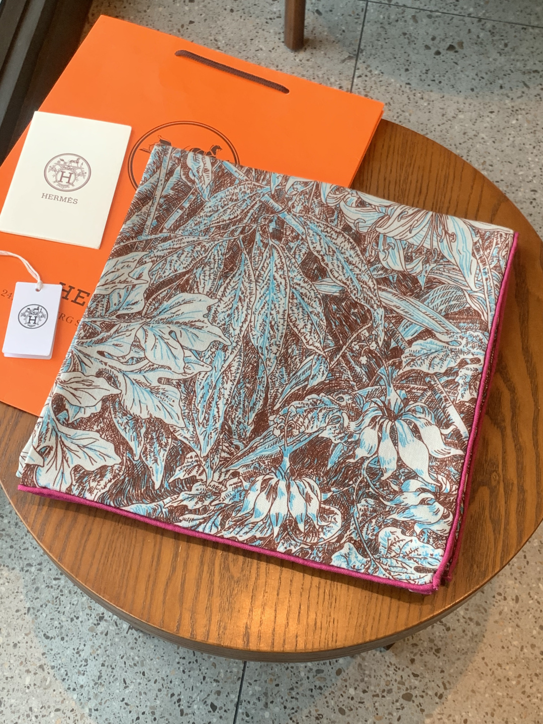 💟抢先 上新💞【双面同色丝绒方巾】手工卷边山羊绒和真丝混纺披肩（70%山羊绒，30%桑蚕丝）这款披肩采用