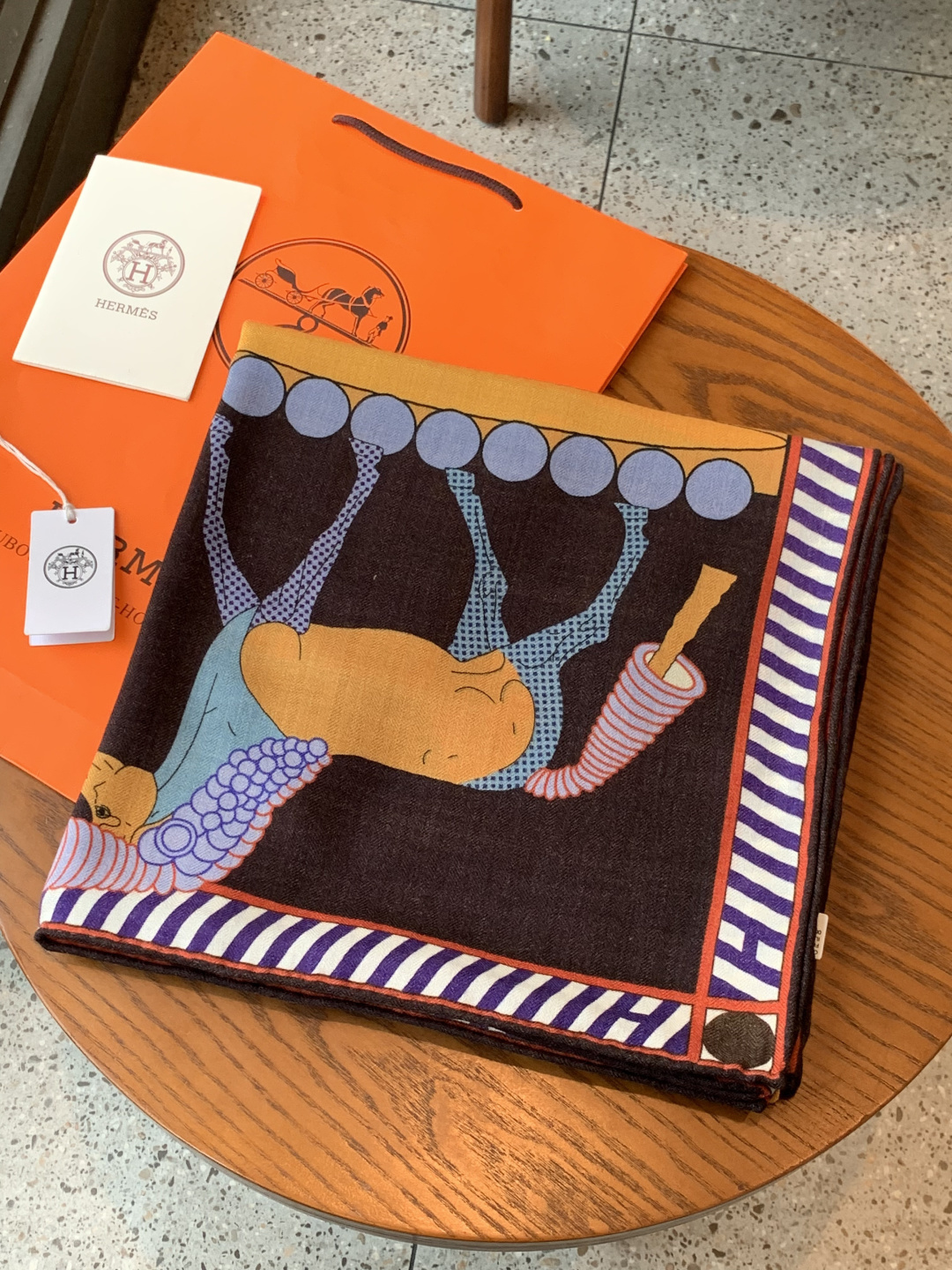 “全速前进”140双面丝绒披肩手工卷边丝绒方巾（30%桑蚕丝70%羊绒）这款经典单品展现强大而迷人的女性