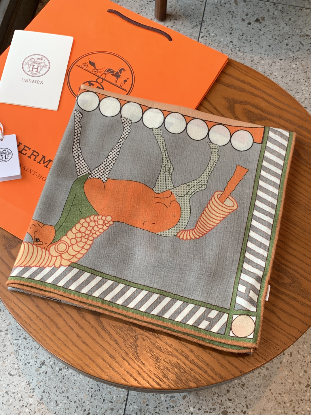 “全速前进”140双面丝绒披肩手工卷边丝绒方巾（30%桑蚕丝70%羊绒）这款经典单品展现强大而迷人的女性