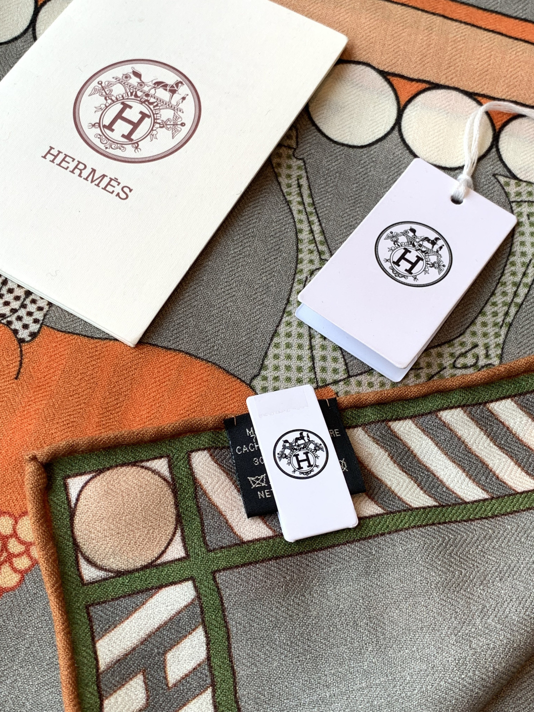 “全速前进”140双面丝绒披肩手工卷边丝绒方巾（30%桑蚕丝70%羊绒）这款经典单品展现强大而迷人的女性