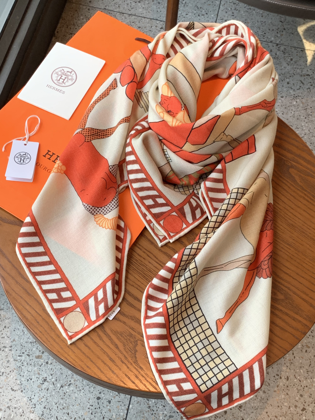 “全速前进”140双面丝绒披肩手工卷边丝绒方巾（30%桑蚕丝70%羊绒）这款经典单品展现强大而迷人的女性