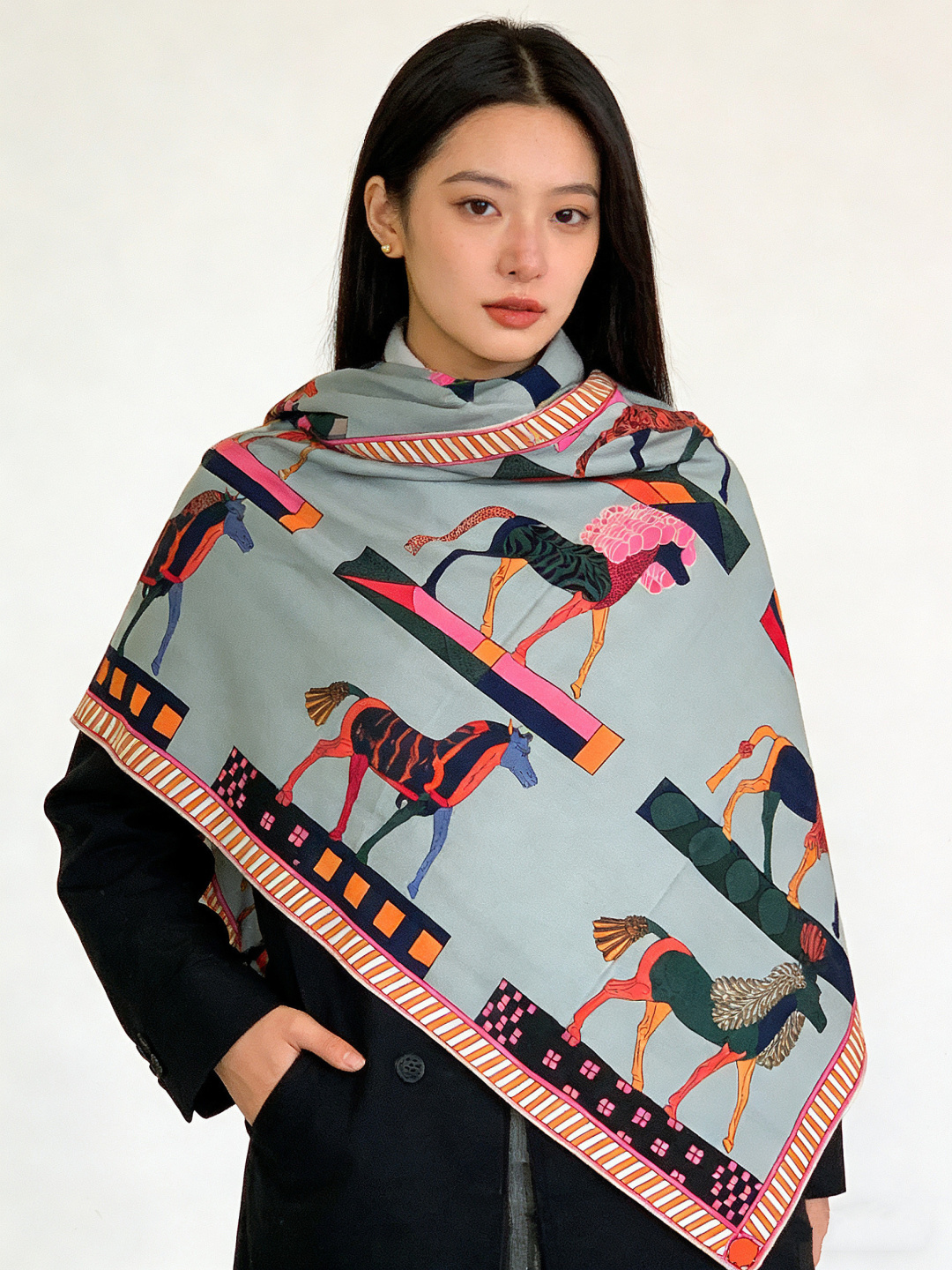 “全速前进”140双面丝绒披肩手工卷边丝绒方巾（30%桑蚕丝70%羊绒）这款经典单品展现强大而迷人的女性