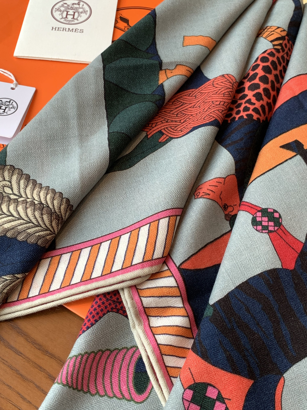 “全速前进”140双面丝绒披肩手工卷边丝绒方巾（30%桑蚕丝70%羊绒）这款经典单品展现强大而迷人的女性