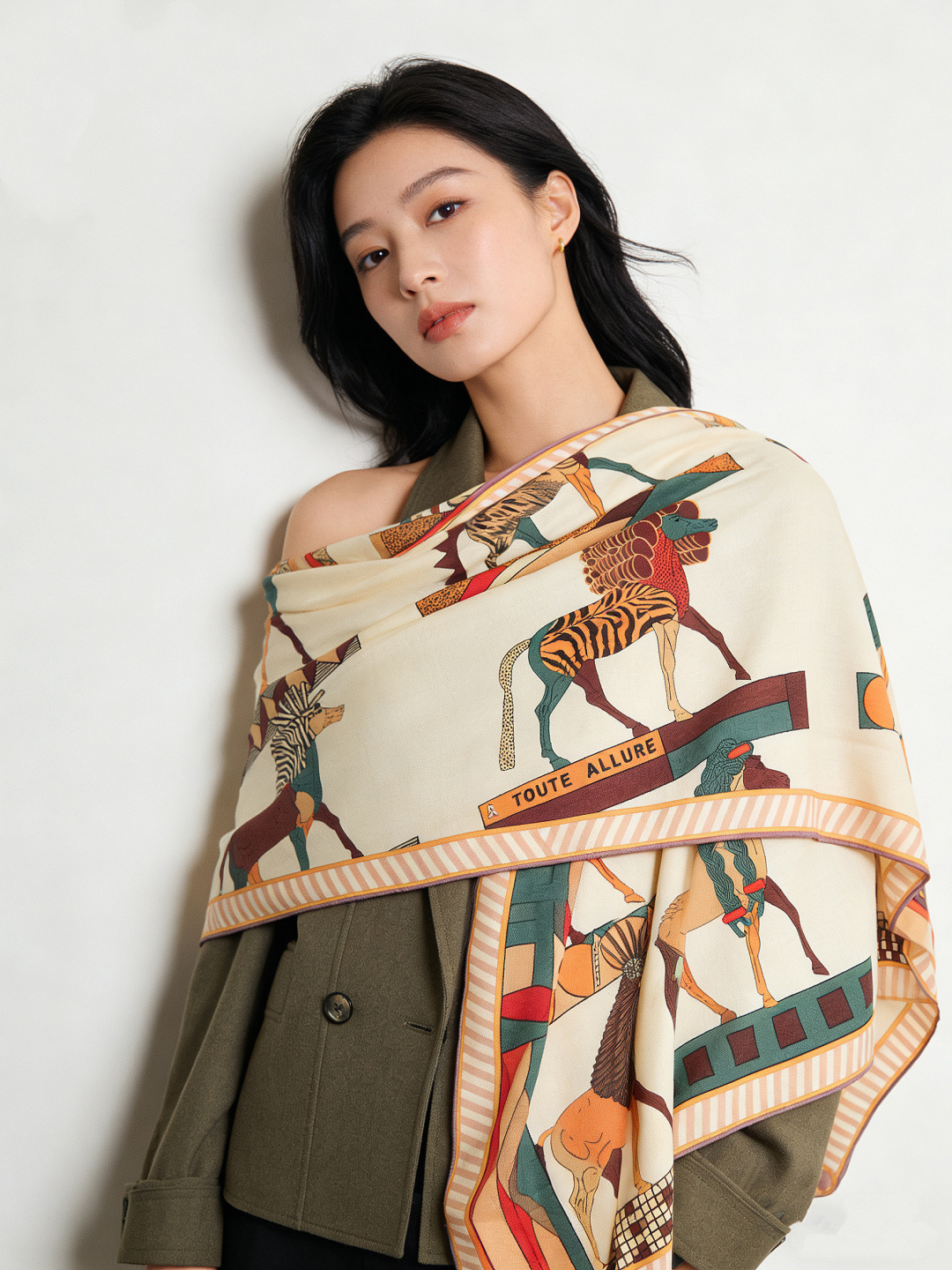 “全速前进”140双面丝绒披肩手工卷边丝绒方巾（30%桑蚕丝70%羊绒）这款经典单品展现强大而迷人的女性