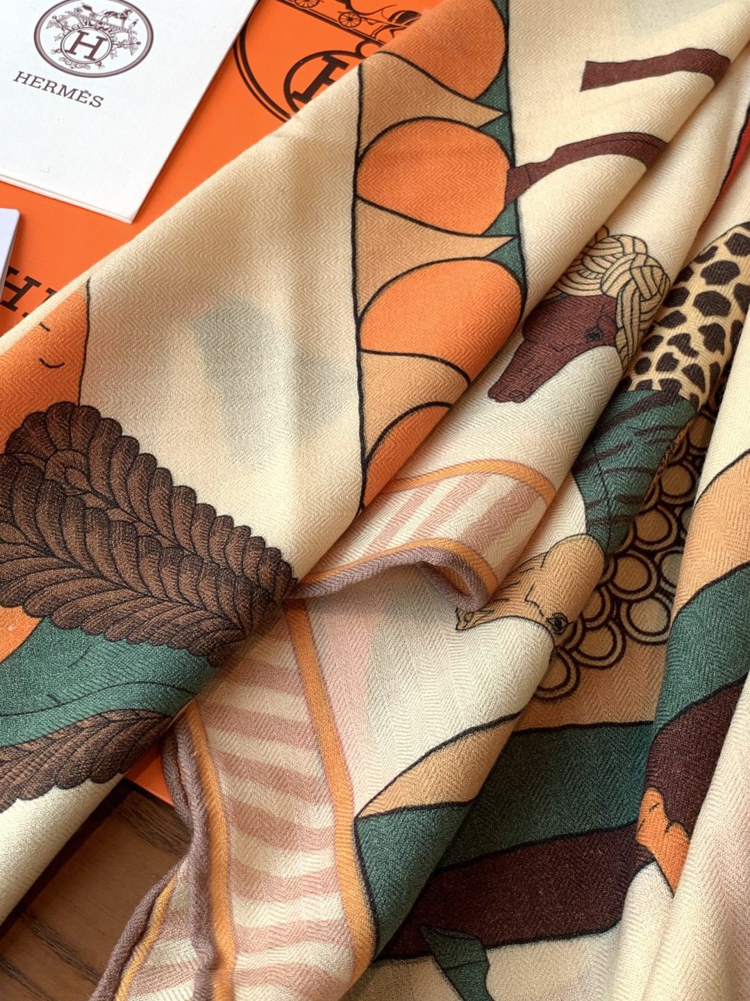 “全速前进”140双面丝绒披肩手工卷边丝绒方巾（30%桑蚕丝70%羊绒）这款经典单品展现强大而迷人的女性