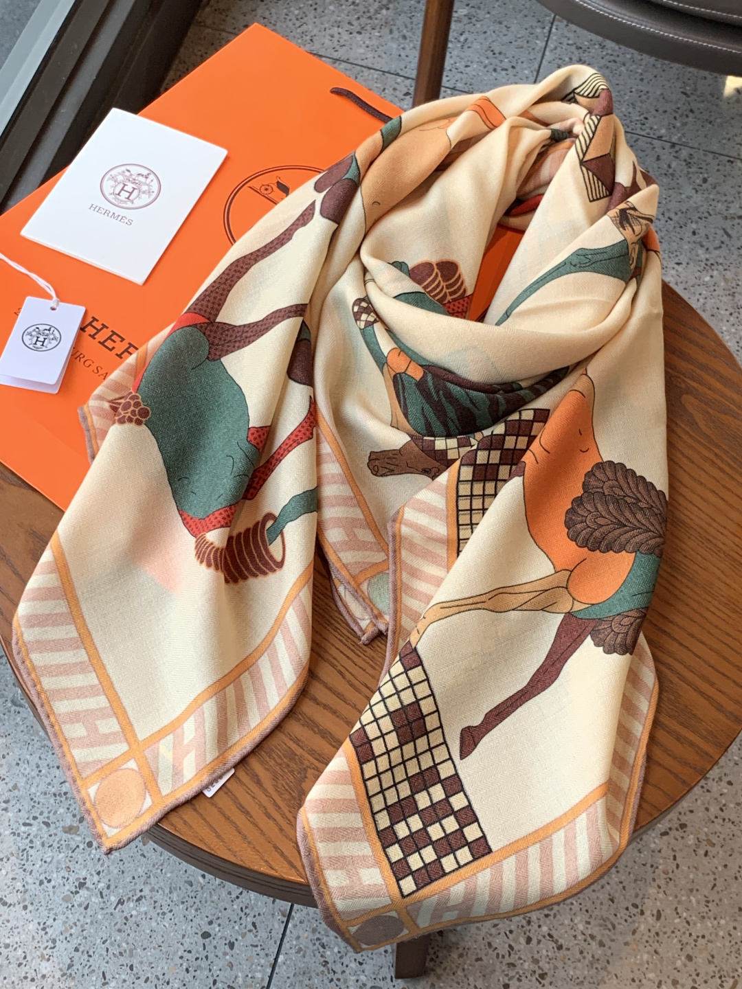 “全速前进”140双面丝绒披肩手工卷边丝绒方巾（30%桑蚕丝70%羊绒）这款经典单品展现强大而迷人的女性