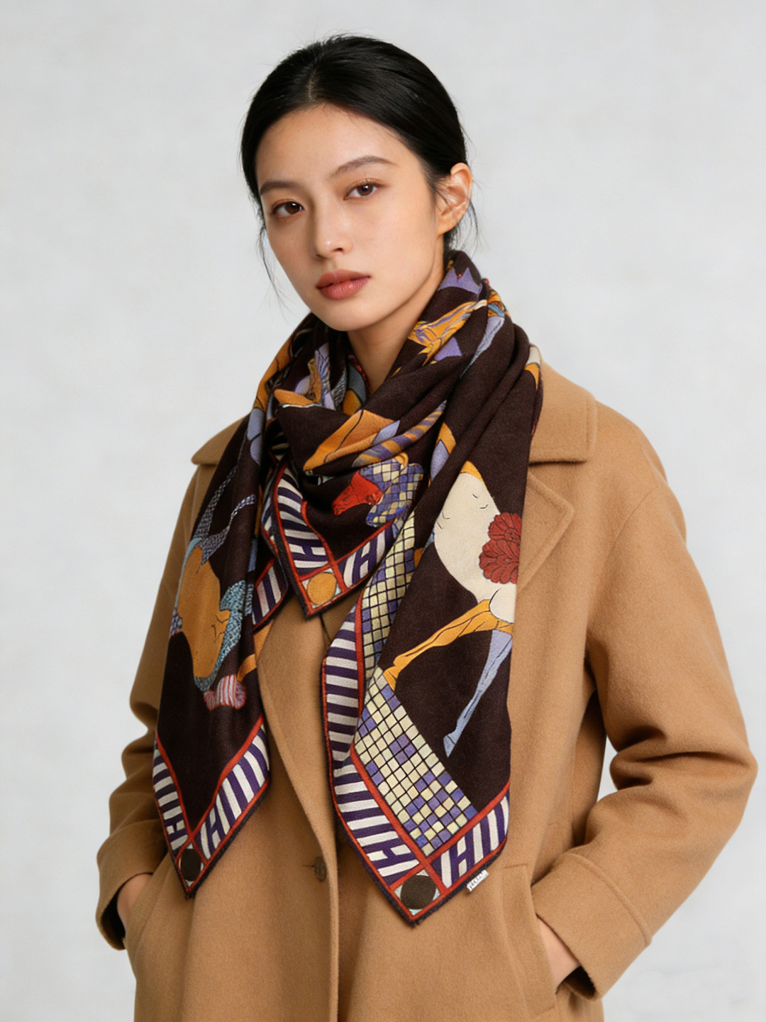 “全速前进”140双面丝绒披肩手工卷边丝绒方巾（30%桑蚕丝70%羊绒）这款经典单品展现强大而迷人的女性