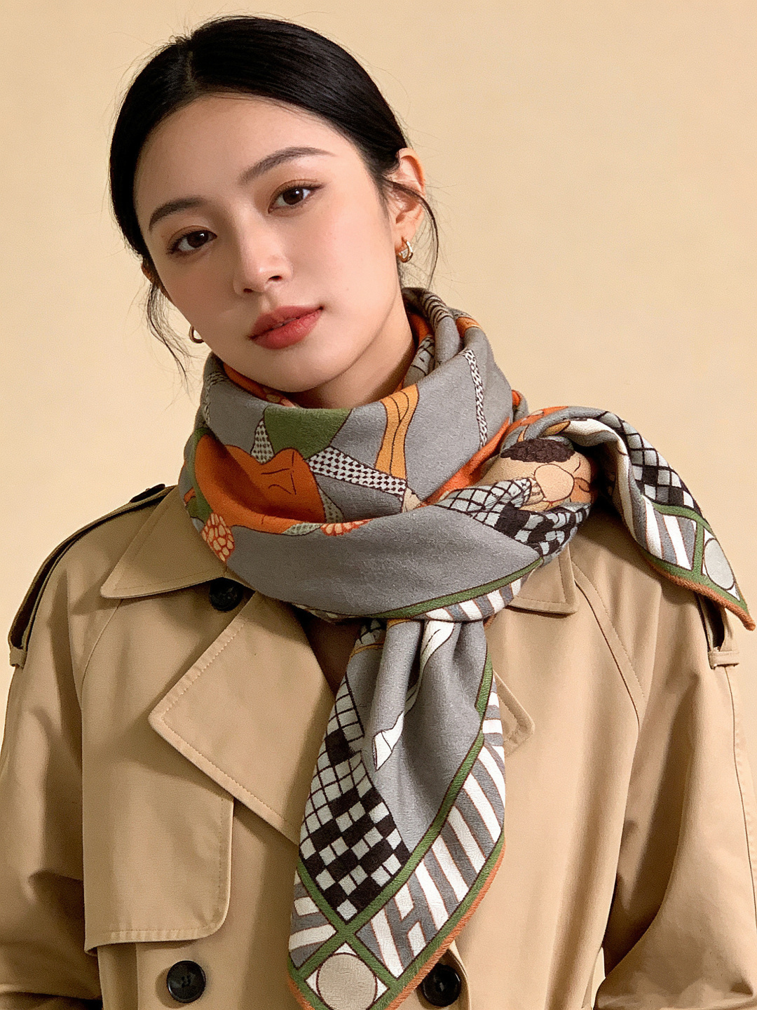 “全速前进”140双面丝绒披肩手工卷边丝绒方巾（30%桑蚕丝70%羊绒）这款经典单品展现强大而迷人的女性