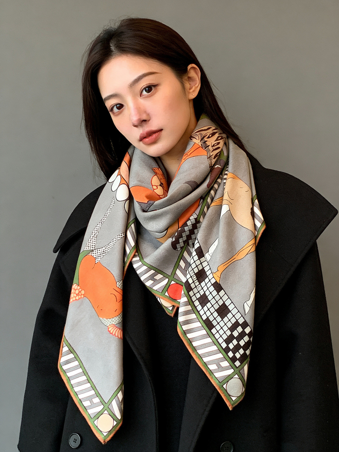 “全速前进”140双面丝绒披肩手工卷边丝绒方巾（30%桑蚕丝70%羊绒）这款经典单品展现强大而迷人的女性