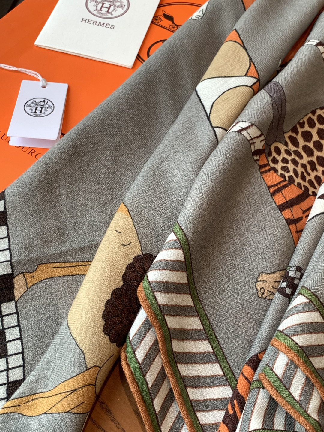 “全速前进”140双面丝绒披肩手工卷边丝绒方巾（30%桑蚕丝70%羊绒）这款经典单品展现强大而迷人的女性