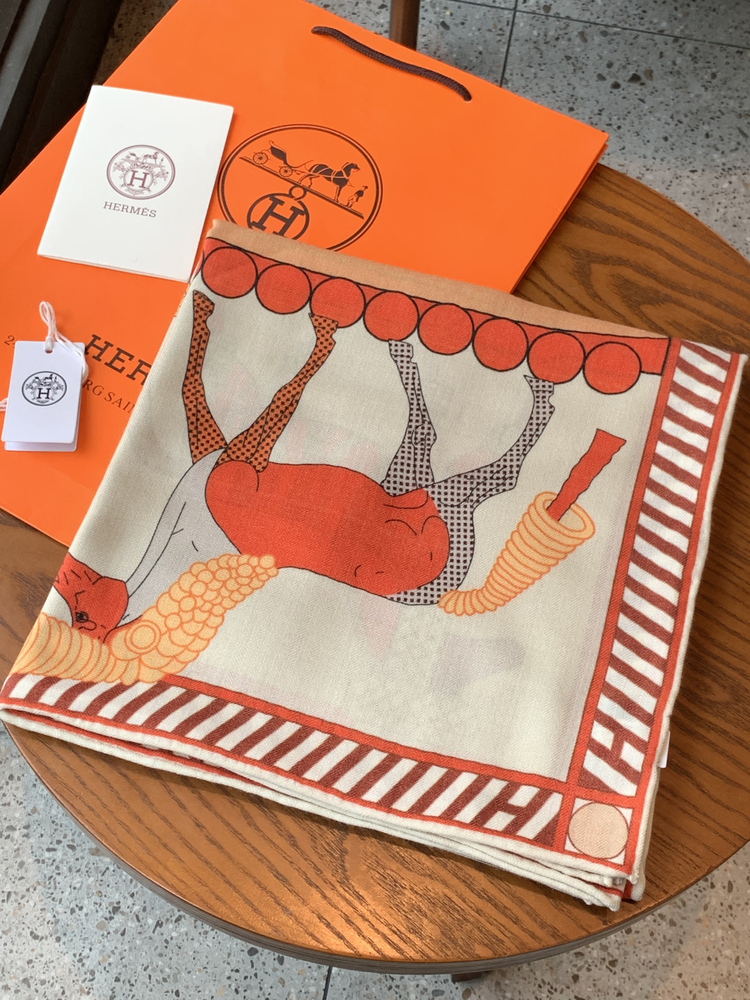 “全速前进”140双面丝绒披肩手工卷边丝绒方巾（30%桑蚕丝70%羊绒）这款经典单品展现强大而迷人的女性