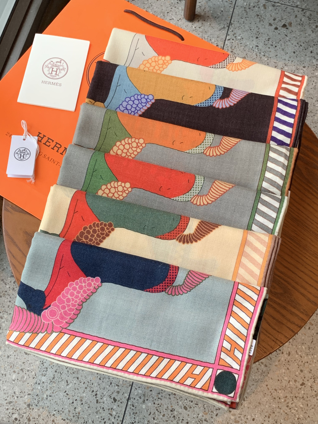 “全速前进”140双面丝绒披肩手工卷边丝绒方巾（30%桑蚕丝70%羊绒）这款经典单品展现强大而迷人的女性