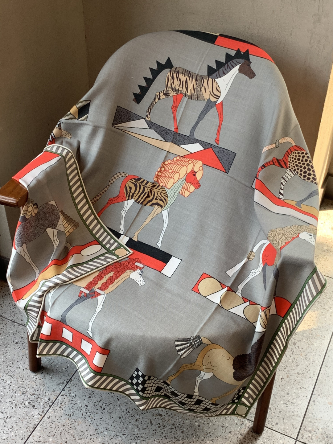 “全速前进”140双面丝绒披肩手工卷边丝绒方巾（30%桑蚕丝70%羊绒）这款经典单品展现强大而迷人的女性