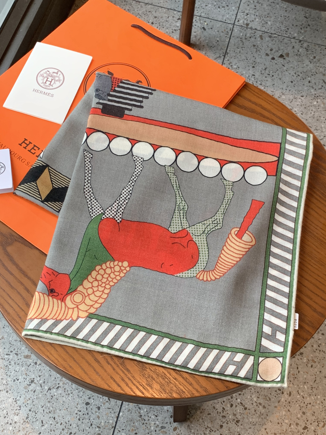 “全速前进”140双面丝绒披肩手工卷边丝绒方巾（30%桑蚕丝70%羊绒）这款经典单品展现强大而迷人的女性