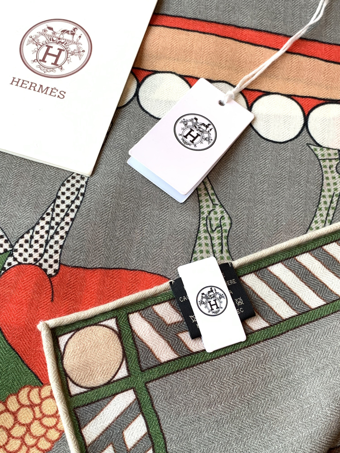 “全速前进”140双面丝绒披肩手工卷边丝绒方巾（30%桑蚕丝70%羊绒）这款经典单品展现强大而迷人的女性