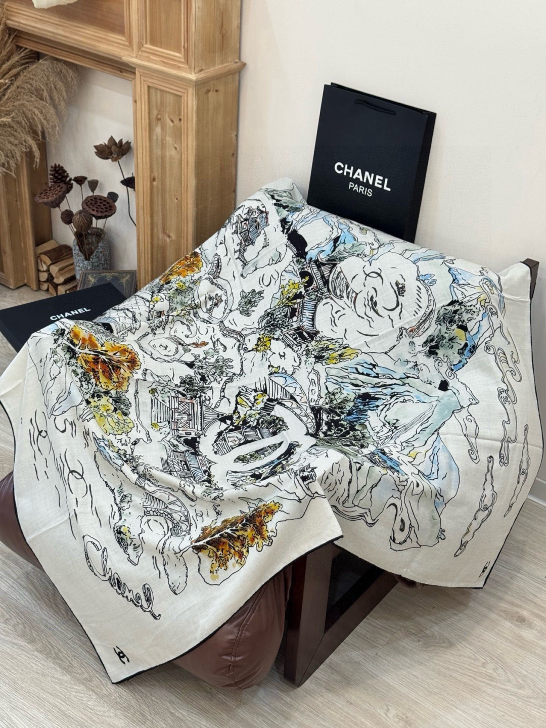 Chanel 高级手工坊系列～～【140顶级丝绒双面同色披肩】25高级手工坊系列作品梦幻而极具电影感，灵