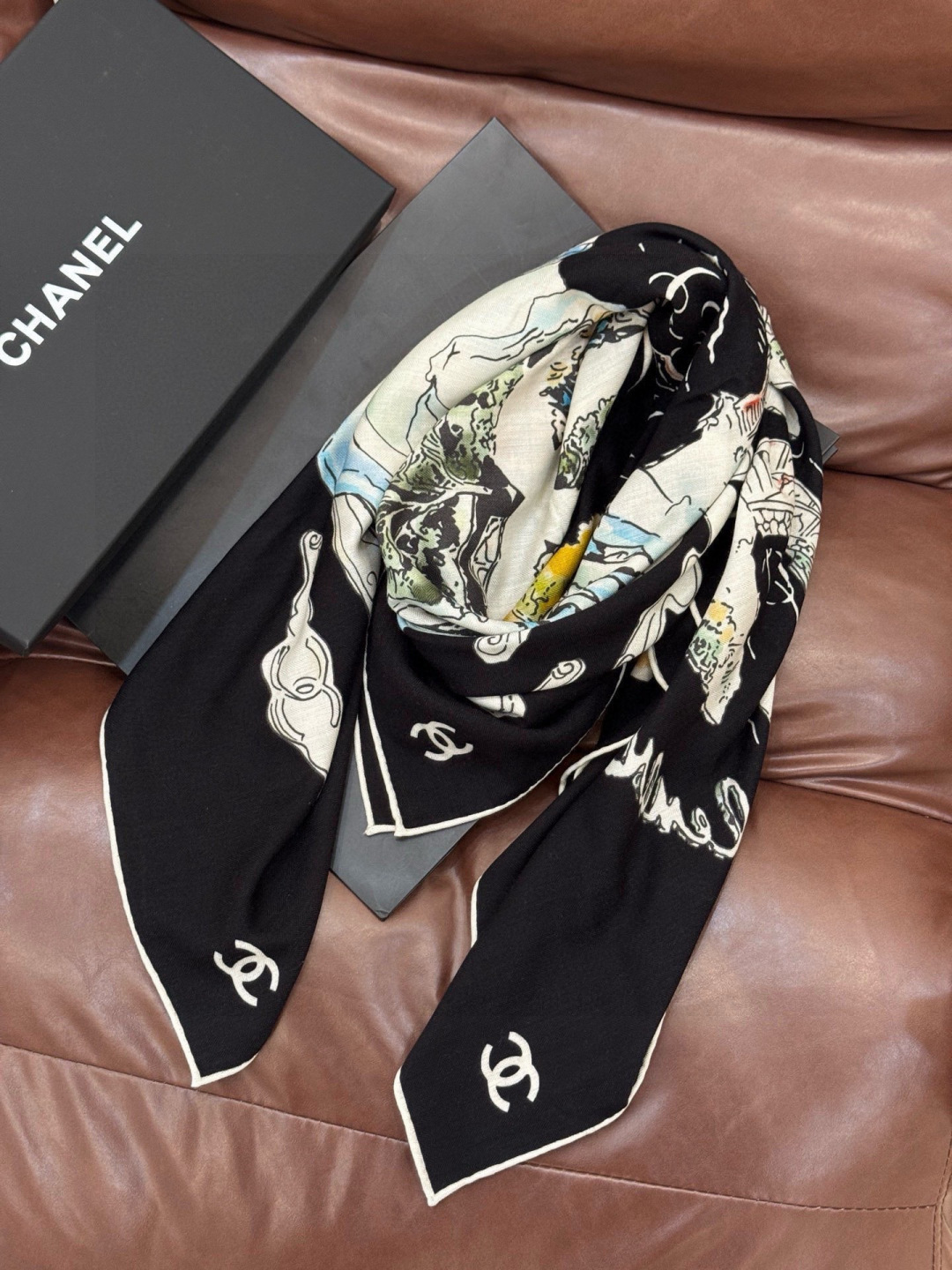 Chanel 高级手工坊系列～～【140顶级丝绒双面同色披肩】25高级手工坊系列作品梦幻而极具电影感，灵