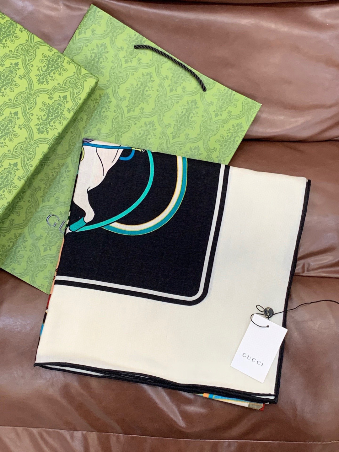 💟Gucci~140双面丝绒披肩马鞍细节和骑马图案以精致色调匠心呈献，意在向品牌与马术世界的深厚渊源致敬