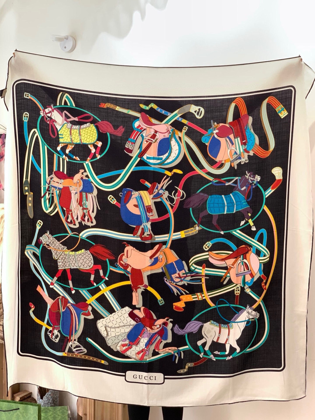 💟Gucci~140双面丝绒披肩马鞍细节和骑马图案以精致色调匠心呈献，意在向品牌与马术世界的深厚渊源致敬