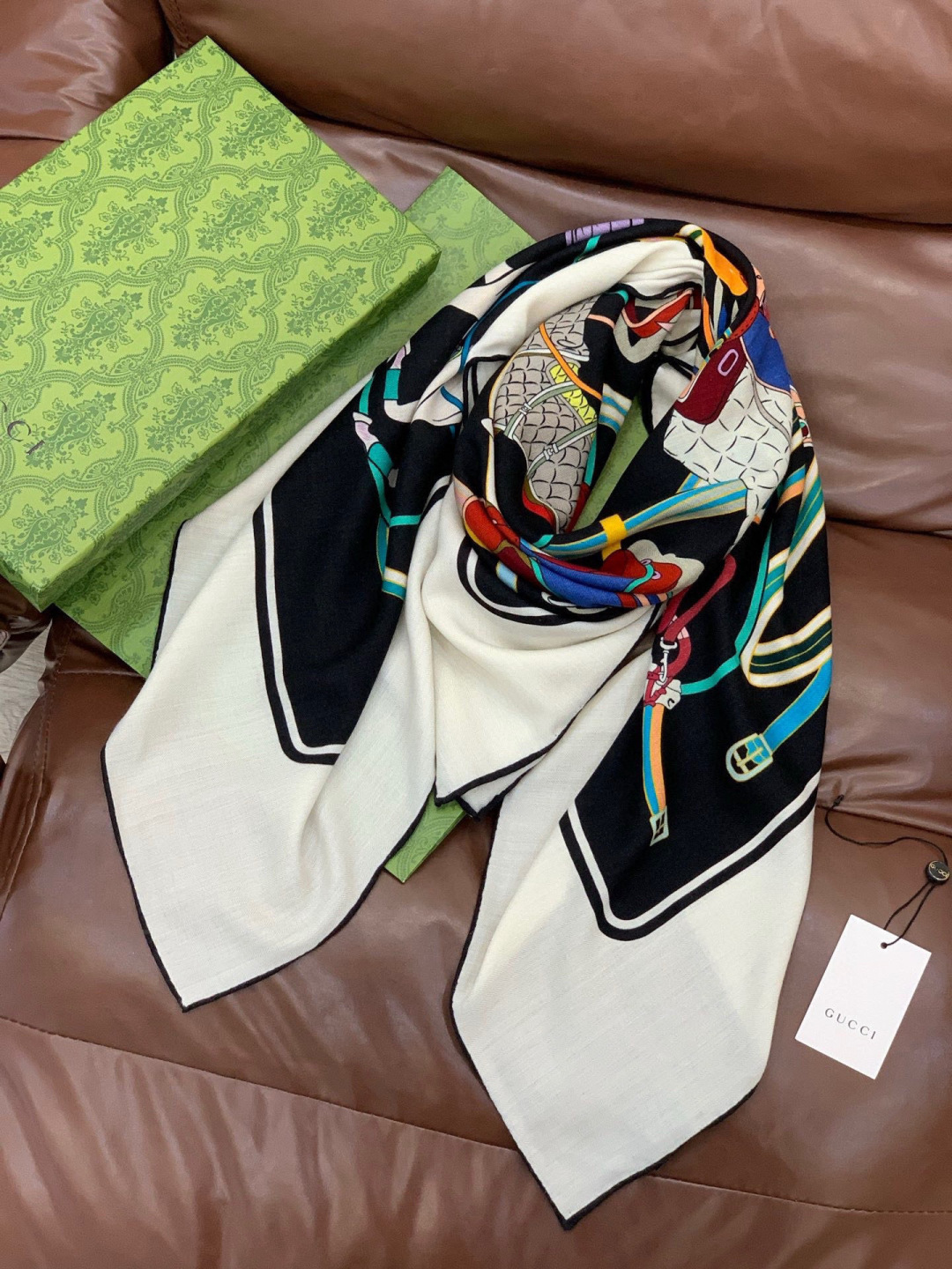 💟Gucci~140双面丝绒披肩马鞍细节和骑马图案以精致色调匠心呈献，意在向品牌与马术世界的深厚渊源致敬