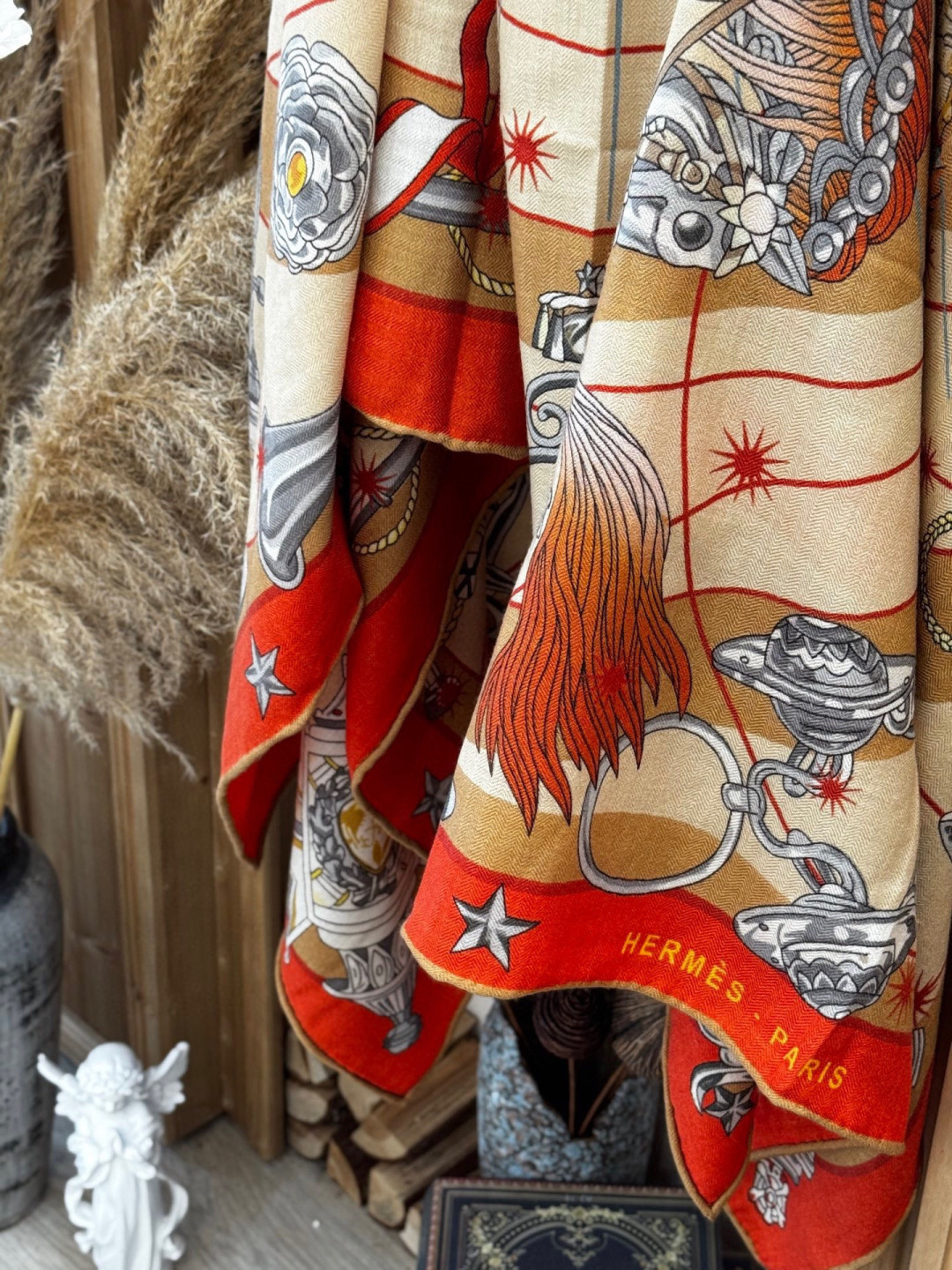 “星辰合唱曲”140丝绒双面同色披肩手工卷边丝绒方巾（30%桑蚕丝70%羊绒）这款经典单品展现强大而迷人