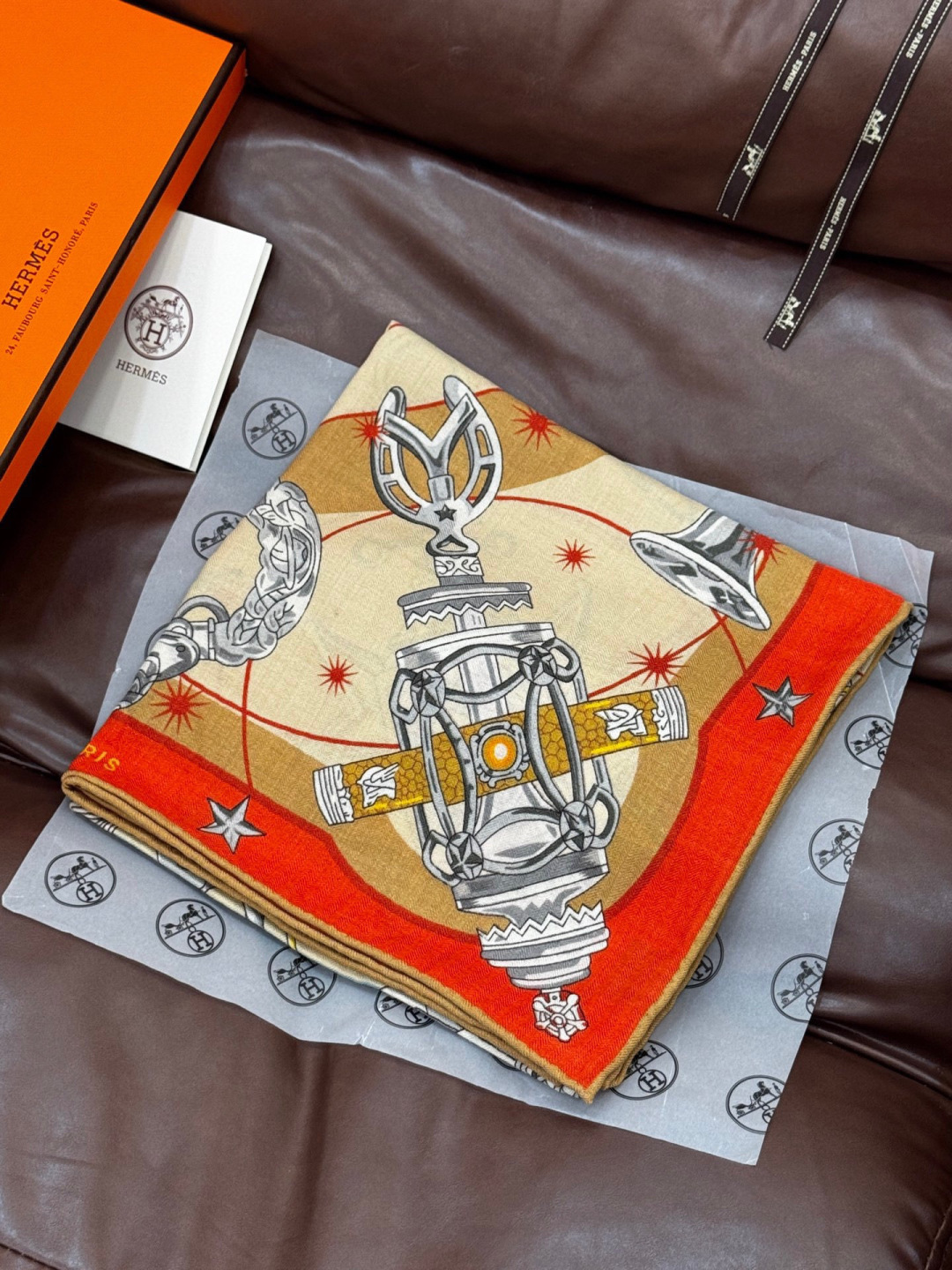 “星辰合唱曲”140丝绒双面同色披肩手工卷边丝绒方巾（30%桑蚕丝70%羊绒）这款经典单品展现强大而迷人