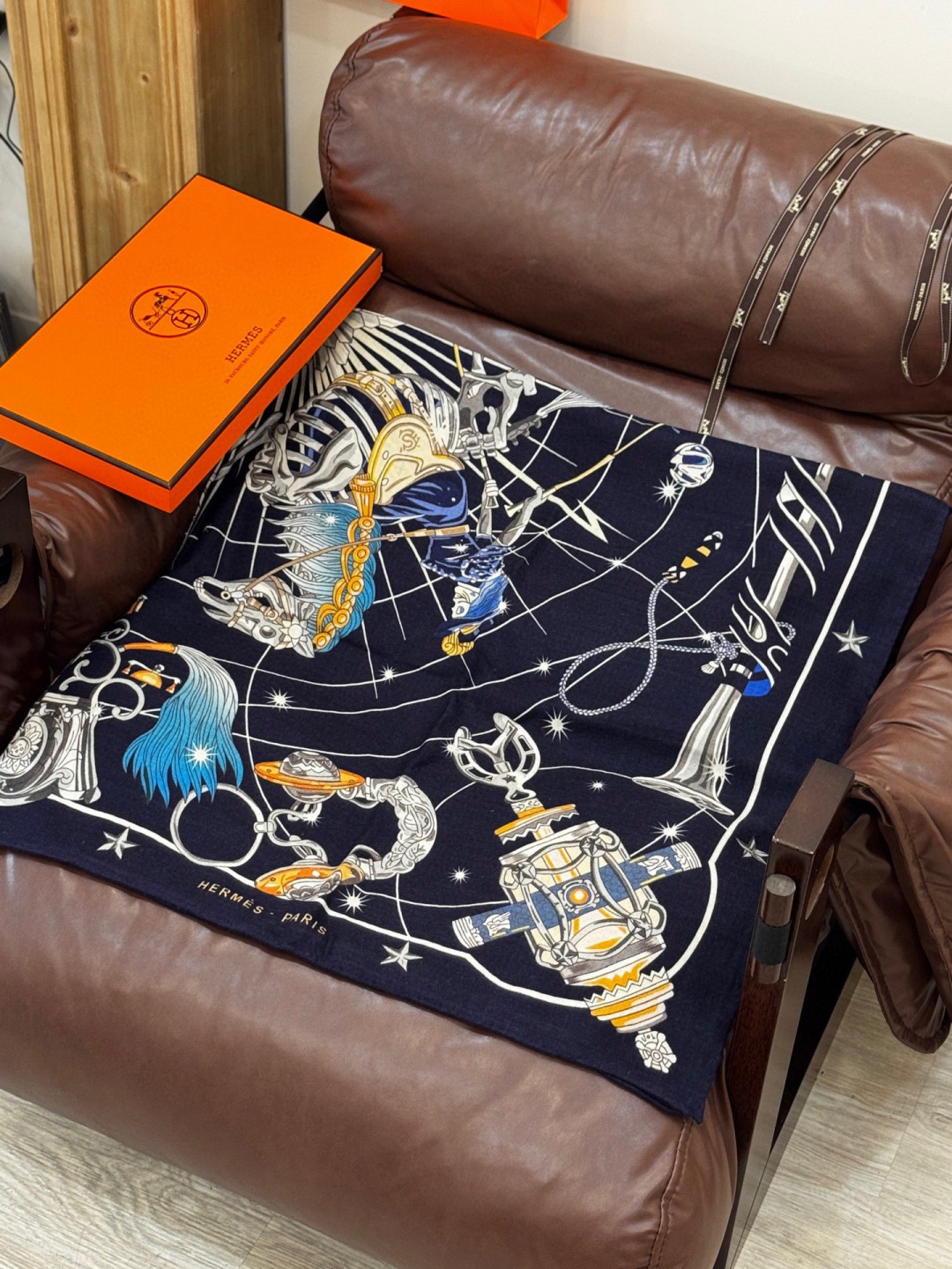 “星辰合唱曲”140丝绒双面同色披肩手工卷边丝绒方巾（30%桑蚕丝70%羊绒）这款经典单品展现强大而迷人