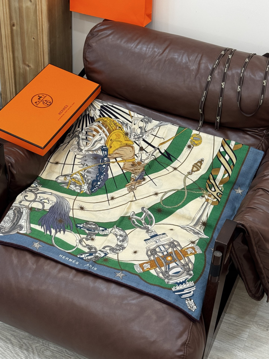 “星辰合唱曲”140丝绒双面同色披肩手工卷边丝绒方巾（30%桑蚕丝70%羊绒）这款经典单品展现强大而迷人