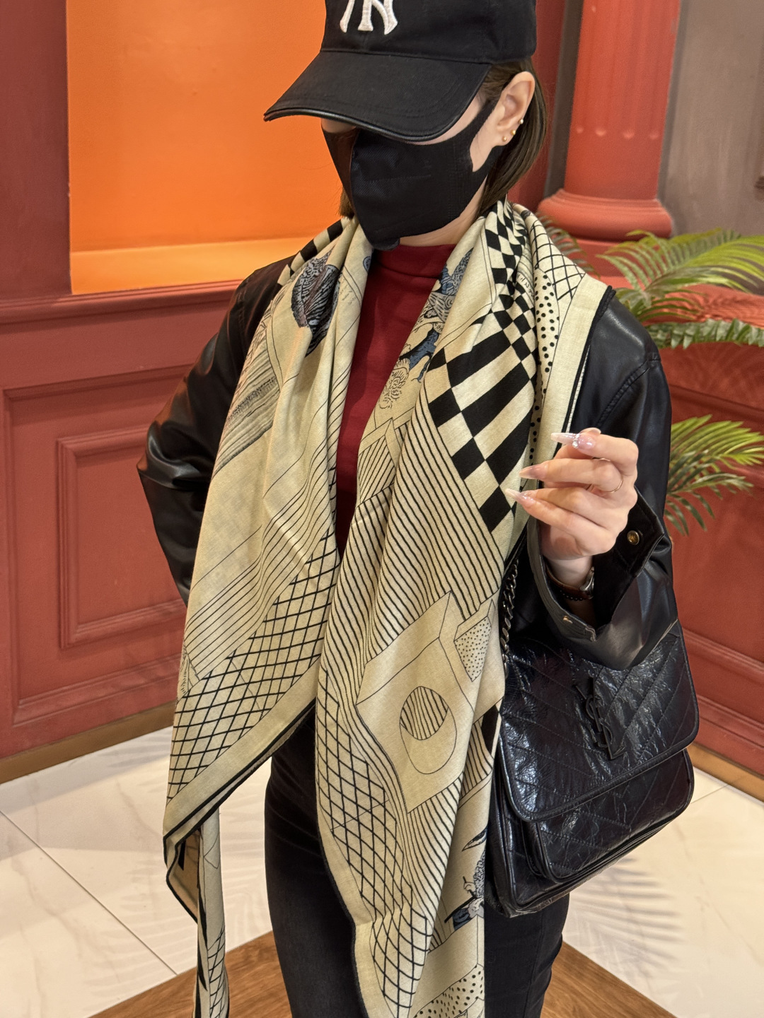 爱马仕新款双面同色 品名: 新型大剧院面料：丝绒尺寸：140*140 这款爱马仕点睛配饰可以多种方式佩戴