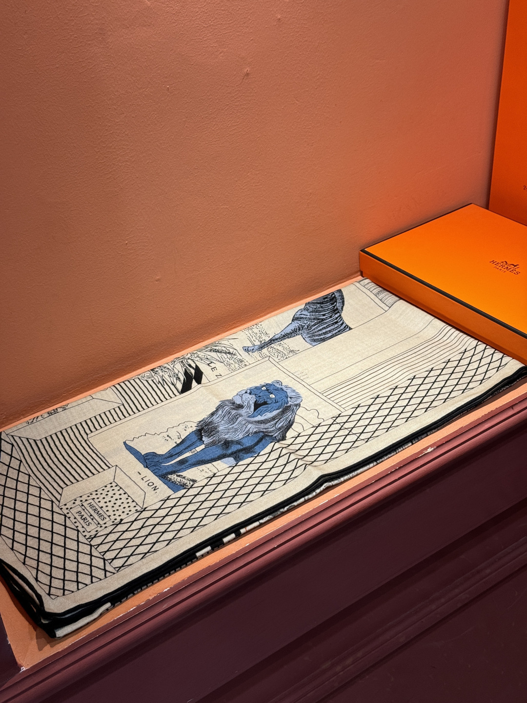 爱马仕新款双面同色 品名: 新型大剧院面料：丝绒尺寸：140*140 这款爱马仕点睛配饰可以多种方式佩戴