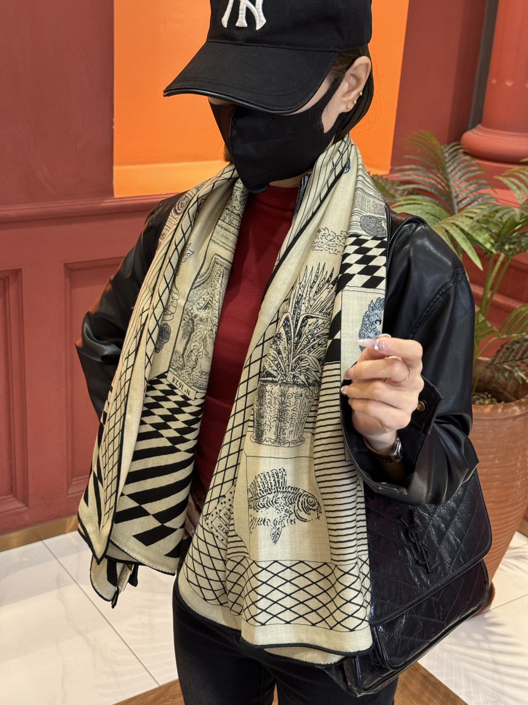 爱马仕新款双面同色 品名: 新型大剧院面料：丝绒尺寸：140*140 这款爱马仕点睛配饰可以多种方式佩戴